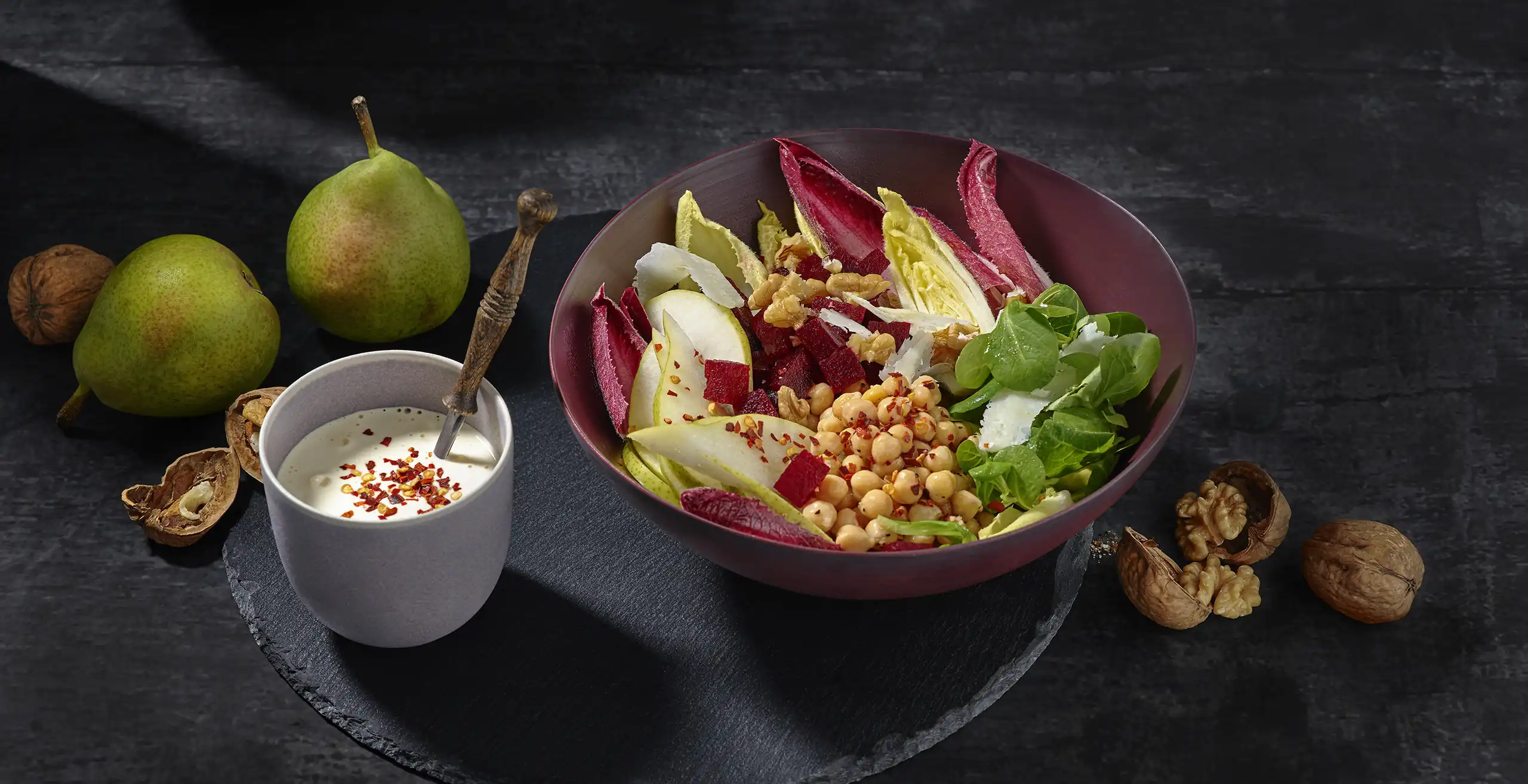 Herbstliche Chicorée Bowl mit Birne, Kichererbsen und Walnüssen